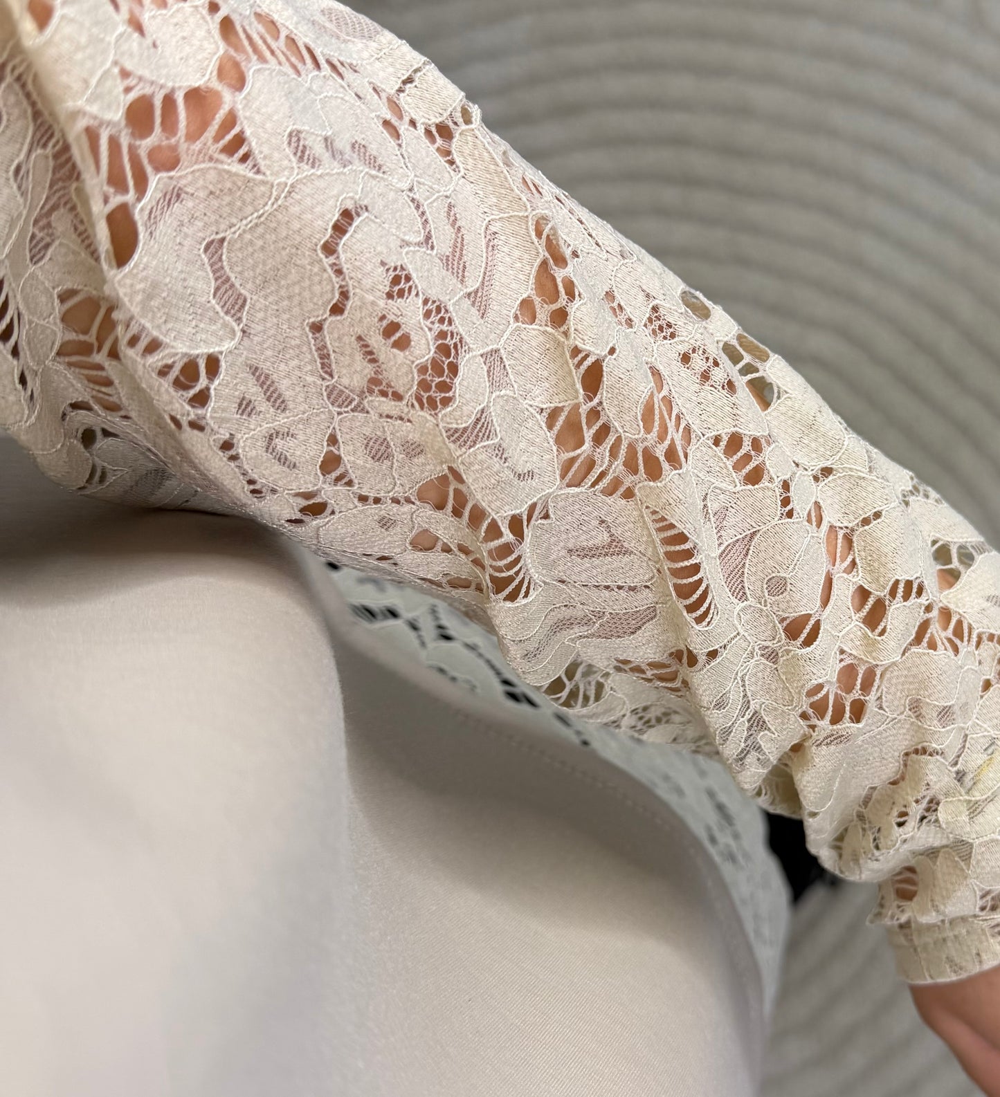 Butterstoff Spitzen Pullover in Beige