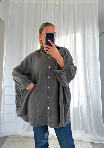 Oversized Musselin Bluse in Grau