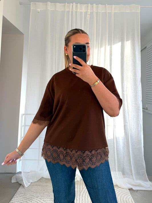 Butterstoff Oberteil mit Spitze in Braun